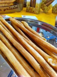 Grissini artigianali su vassoio. Snack salato italiano, perfetti come aperitivo o sostituto del pane. Croccanti e gustosi.