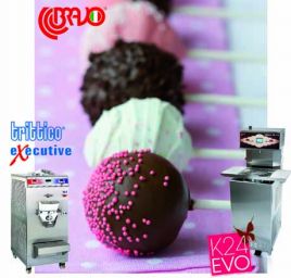 Pop cake artigianali e macchinari per pasticceria. Dolci su stecco, cioccolato e decorazioni colorate.