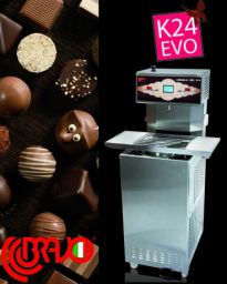 Macchina temperatrice K24 Evo per cioccolato artigianale. Dolci prelibatezze al cioccolato.