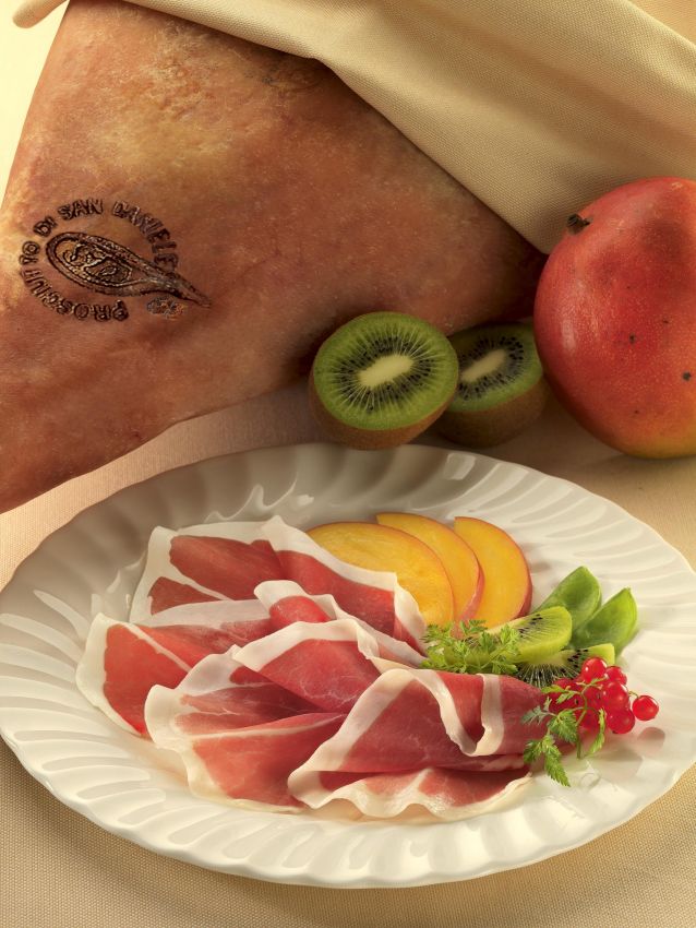 Prosciutto di San Daniele DOP con frutta fresca: kiwi, mango e pesca. Salume tipico italiano.