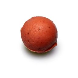 Gelato artigianale al gusto di frutta rossa. Sfera di sorbetto rinfrescante.