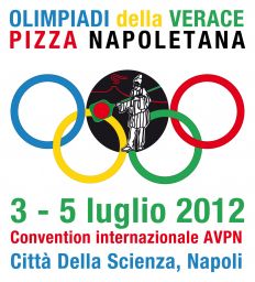Olimpiadi della Vera Pizza Napoletana. Logo con anelli olimpici e Pulcinella pizzaiolo. Evento a Napoli.