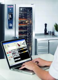 Cucina professionale: forno Rational e laptop. Gestione digitale della cottura.