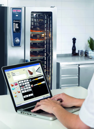 Cucina professionale: forno Rational e laptop. Gestione digitale della cottura.