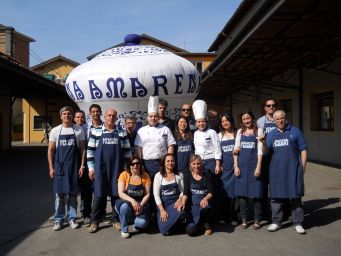Gruppo di persone al corso Fabbri con maxi vaso Amarena. Masterclass di pasticceria e gelateria.