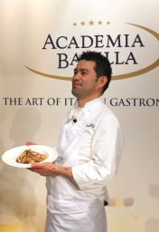Chef Yoshi Yamada presenta piatto di pasta gourmet all'Accademia Barilla. Cucina italiana d'eccellenza.