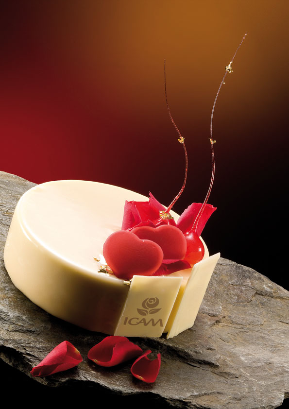 Torta ICAM cioccolato bianco con cuori rossi e petali. Dolce San Valentino.