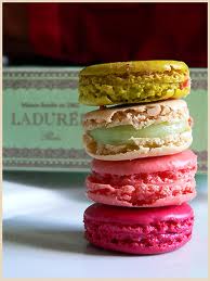 Pila colorata di macaron Ladurée. Dolci francesi, pasticceria gourmet.
