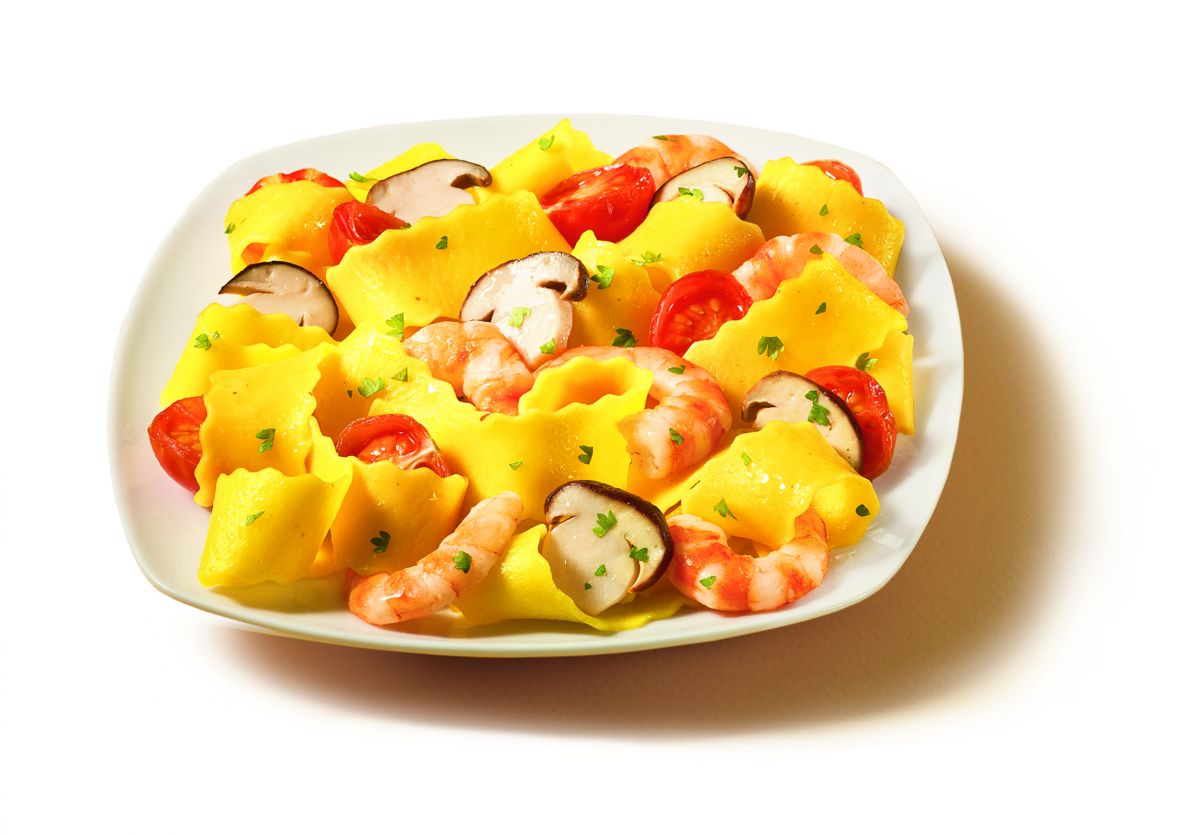 Pasta Barilla con gamberi, funghi e pomodorini. Ricetta di mare gustosa.