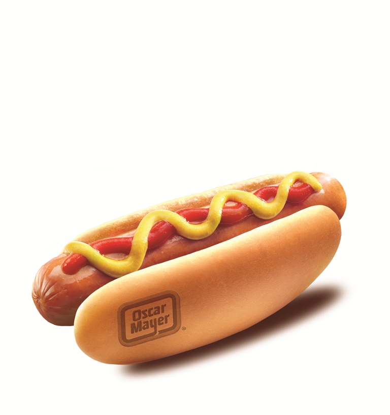 Hot dog Oscar Mayer con senape e ketchup. Snack gustoso e veloce.
