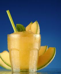 Cremolata di melone fresca. Bevanda estiva con frutta, ghiaccio e cannuccia. Ricetta dissetante.