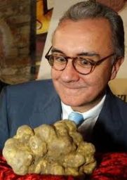 Uomo con tartufo bianco pregiato. Gastronomia italiana, cibo di lusso.