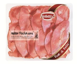 Pastrami affettato in confezione. Salume di manzo speziato, pronto da gustare.