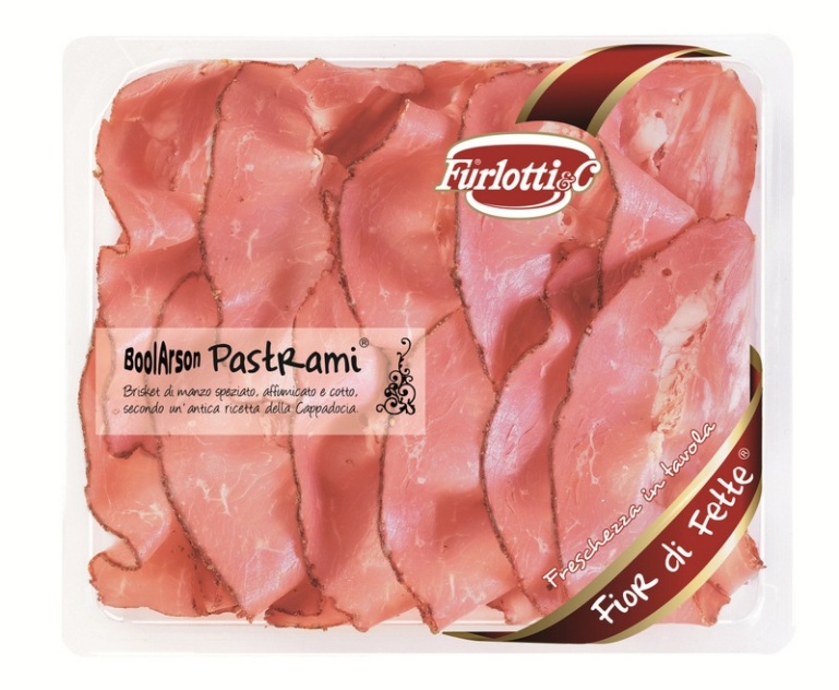 Pastrami affettato in confezione. Salume di manzo speziato, pronto da gustare.