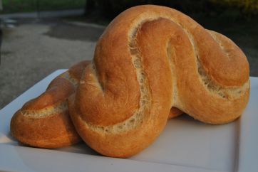 Pane ferrarese artigianale su piatto. Specialità da forno italiana, pasta lievitata.