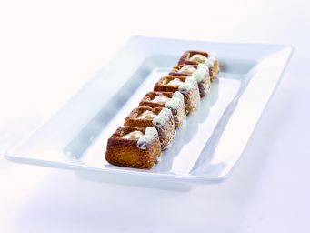 Dolcetti pralinati su piatto bianco. Pasticceria artigianale, dessert sfizioso. Assortimento di mignon, dolci da forno.