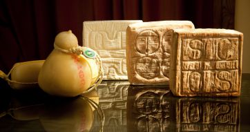 Formaggi artigianali italiani: caciocavallo, formaggio di fossa e altri formaggi stagionati. Prodotti caseari di alta qualità.