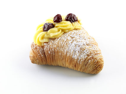 Sfogliatella Santa Rosa di Sal De Riso, dolce tipico napoletano con crema pasticcera e amarene. Pasticceria artigianale.