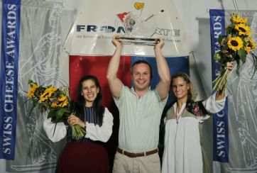 Vincitori Swiss Cheese Awards 2012! Persone sorridenti con trofeo e girasoli. Campioni formaggio svizzero.