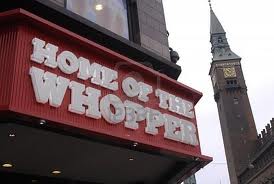 Burger King Home of the Whopper a Copenaghen, Danimarca. Torre campanaria sullo sfondo.