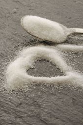 Zucchero bianco: cucchiaio pieno e forma decorativa. Dolcificante.