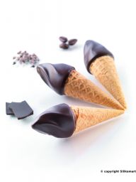 Coni gelato ricoperti di cioccolato fondente con chicchi di caffè e scaglie di cioccolato.