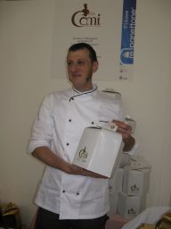 Chef con panettone artigianale Coni Pasticceria. Dolce tipico italiano.