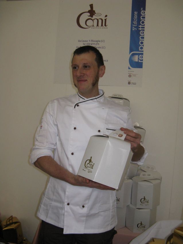 Chef con panettone artigianale Coni Pasticceria. Dolce tipico italiano.