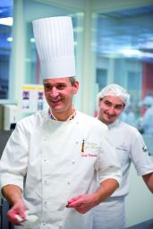 Chef Luigi Biasetto in uniforme con toque. Campione del Mondo di pasticceria.