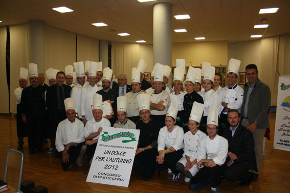 Gruppo di chef al concorso di pasticceria Un Dolce per l'Autunno 2012. Istituto Alberghiero di Alberini.