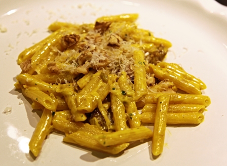 Pennette cremose con noci e formaggio. Pasta italiana, ricetta gustosa.