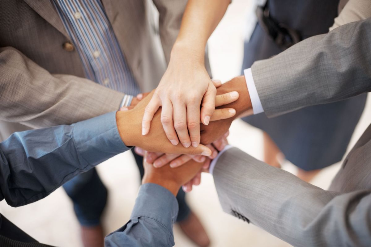 Mani unite: team di lavoro, successo, collaborazione aziendale.