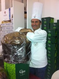 Chef Pepe con panettone artigianale gigante. Eccellenza italiana, pasticceria di alta qualità.