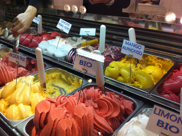 Gelato artigianale italiano. Vari gusti: frutta, limone, mango. Gelateria italiana.