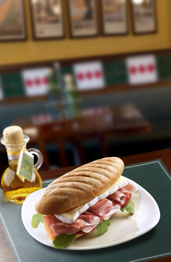 Panino al tartufo con prosciutto, formaggio e rucola. Olio extravergine d'oliva.