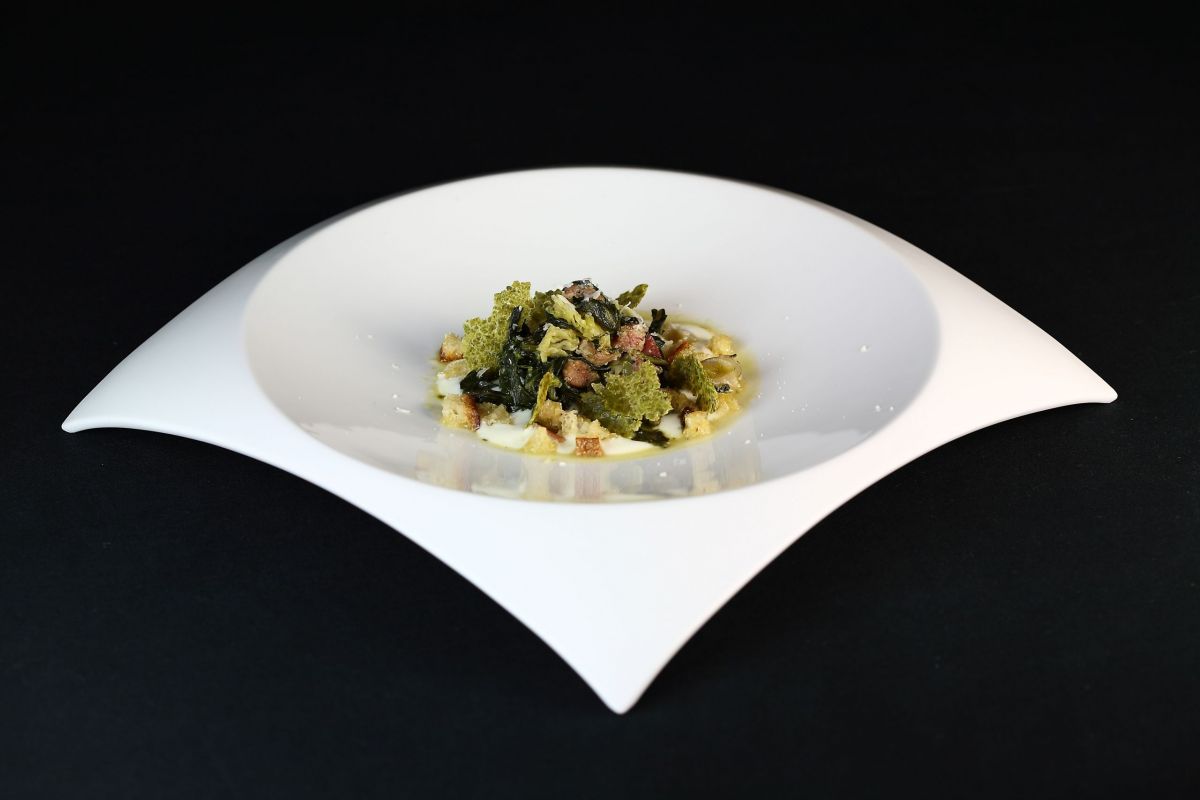 Pasta mischiata alla minestra maritata e latte di mozzarella, piatto gourmet dello chef Rosanna Marziale.