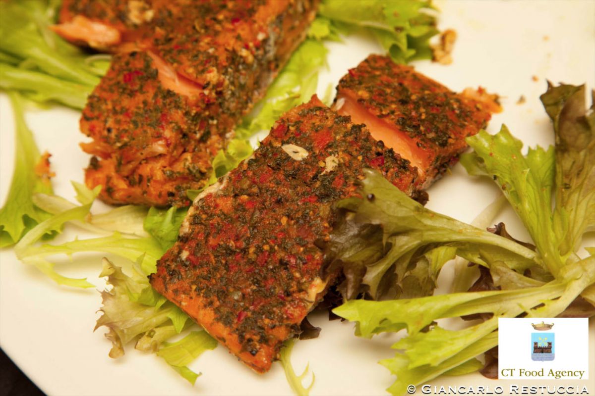 Filetto di salmone speziato su letto di lattuga. Ricetta gourmet, cucina italiana.