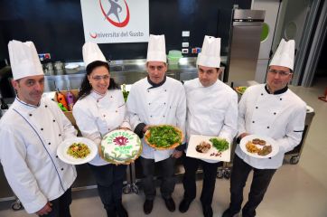 Gruppo di cuochi con piatti gourmet. Rassegna Ranpusolo, cucina italiana, chef, ristorazione.