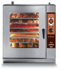 Forno professionale Lainox. Attrezzatura da cucina con teglie di pane, pizza e altri prodotti da forno.