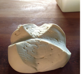 Pasta di pane cruda. Impasto lievitato per pizza, pane fatto in casa, o focaccia. Lievitazione, panificazione.