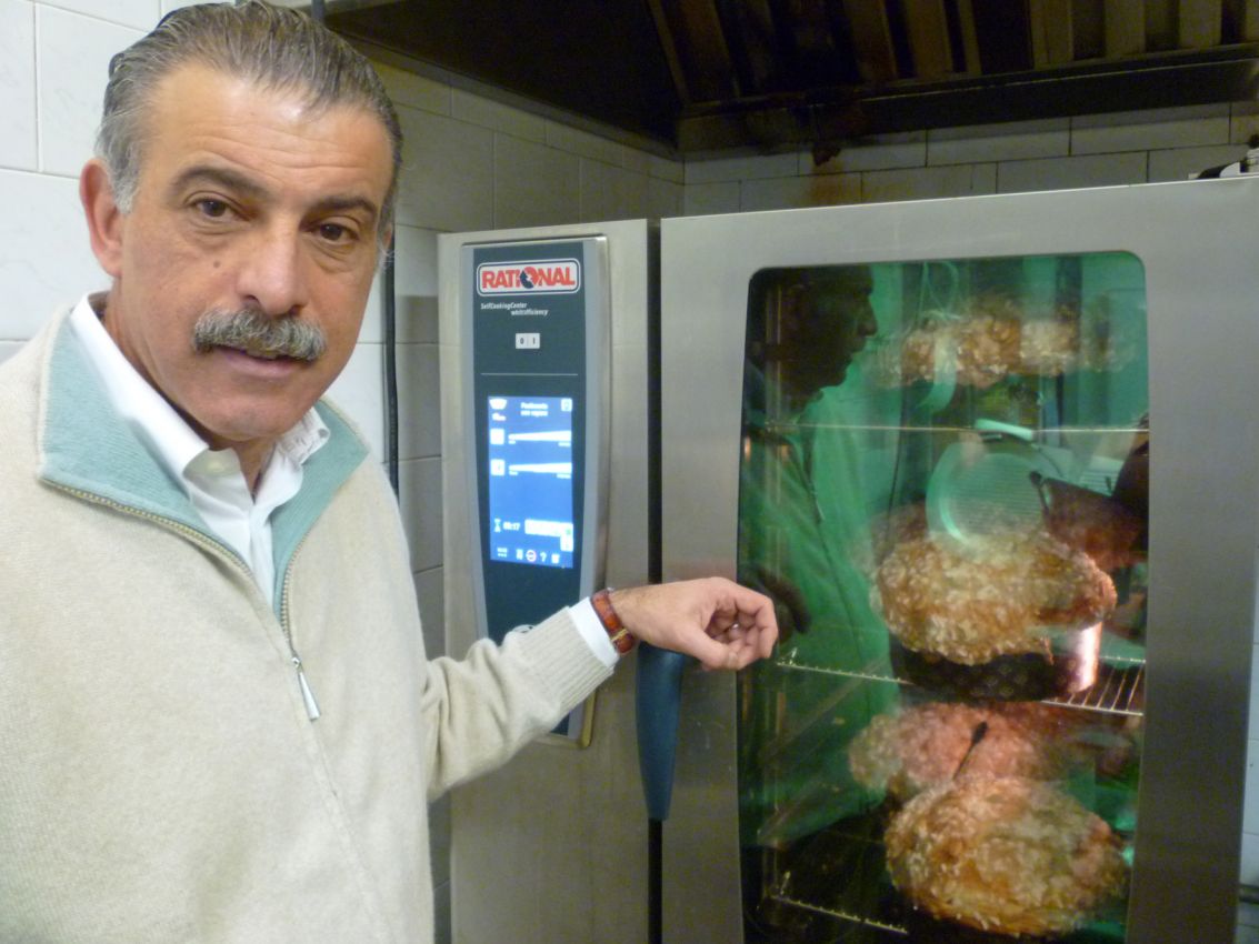 Chef con forno Rational. Panettoni artigianali in cottura. Cucina professionale, pasticceria.