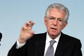 Mario Monti, economista e politico italiano, parla con gesto della mano. Ritratto formale.