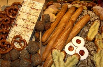 Assortimento di prodotti da forno: pane, baguette, brezel, biscotti e dolci. Panificazione artigianale.