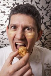 Chef Carlo Pozza assaggia una polpetta. Cucina italiana, chef stellato, alta cucina.