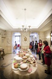 Buffet di dolci al Chateau Monfort, Milano. Persone, lampadario, decorazioni.