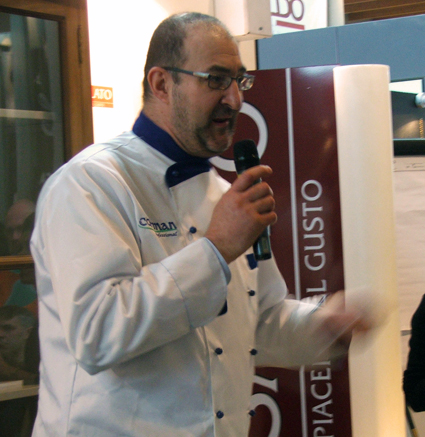 Chef italiano parla al microfono. Cucina, gastronomia, evento culinario.