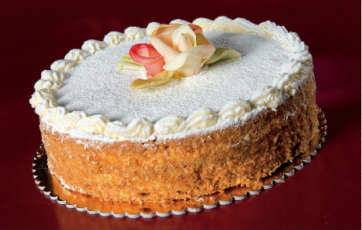 Millefoglie decorata con rose di zucchero. Torta elegante, pasticceria artigianale.