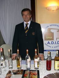 Degustazione grappe e distillati. Sommelier con bottiglie di vino pregiato. Evento enogastronomico. #grappa #vino #degustazione