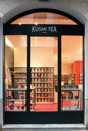 Vetrina negozio Kusmi Tea a Parigi. Scaffali con tè, teiere e tazze. Design elegante.