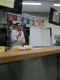 Chef spiega ricette con farine speciali. Corso di cucina, ingredienti e attrezzature professionali.